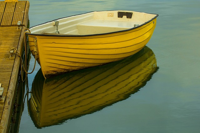 一条船, 水, 黄色