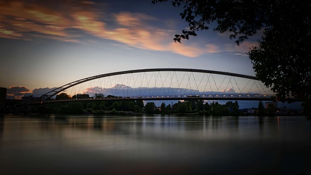 三国桥, 因为在莱茵河, 晚上的气氛