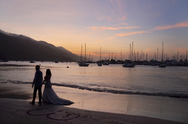 浪漫的新婚夫妇, 沙滩, 日落